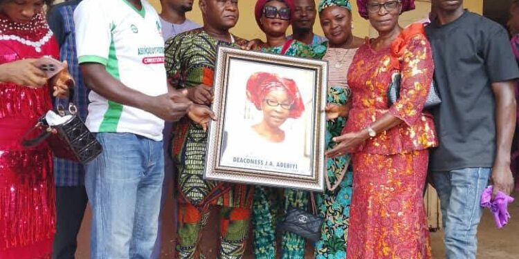 Old Students’ Association of St Philip’s Anglican Grammar School 2005 Set Marks 20th Anniversary, Honours Former Principal, Teacher