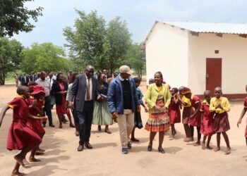 Zimbabwe: 𝐏𝐞𝐫𝐦𝐚𝐧𝐞𝐧𝐭 𝐒𝐞𝐜𝐫𝐞𝐭𝐚𝐫𝐲 𝐓𝐨𝐮𝐫𝐬 𝐏𝐥𝐚𝐧-𝐂𝐨𝐧𝐬𝐭𝐫𝐮𝐜𝐭𝐞𝐝 𝐒𝐜𝐡𝐨𝐨𝐥𝐬 𝐢𝐧 𝐓𝐬𝐡𝐨𝐥𝐨𝐭𝐬𝐡𝐨