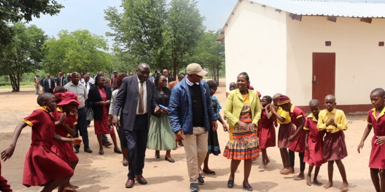 Zimbabwe: 𝐏𝐞𝐫𝐦𝐚𝐧𝐞𝐧𝐭 𝐒𝐞𝐜𝐫𝐞𝐭𝐚𝐫𝐲 𝐓𝐨𝐮𝐫𝐬 𝐏𝐥𝐚𝐧-𝐂𝐨𝐧𝐬𝐭𝐫𝐮𝐜𝐭𝐞𝐝 𝐒𝐜𝐡𝐨𝐨𝐥𝐬 𝐢𝐧 𝐓𝐬𝐡𝐨𝐥𝐨𝐭𝐬𝐡𝐨