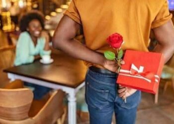Five Thoughtful Ways to Surprise Your Lover at Work on Valentine’s Day