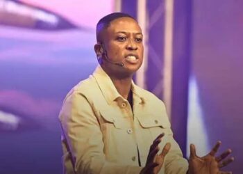 Harvester’s Pastor Bolaji Dusts Shoes After ‘Man Dey’ Chant during Service