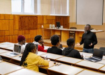 When Lecturers Are Always Right: Who Hears Students?